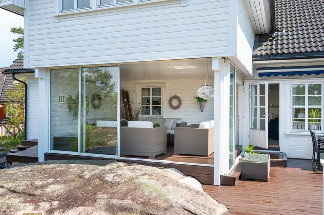 Innglasset del av terrassen, gjør sommerkveldene og sommersesongen lengre.