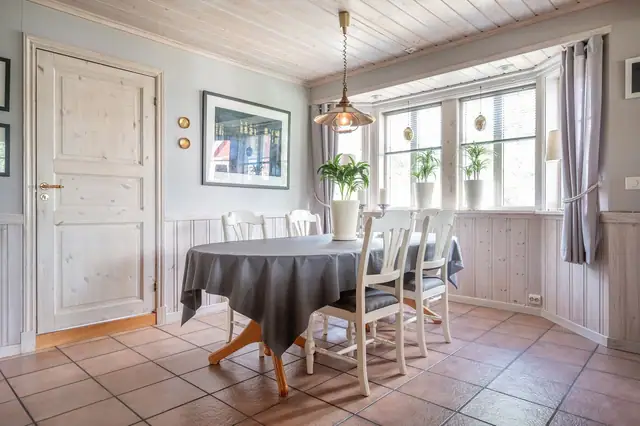 Kjøkkenet er stort - med god plass til et stort spisebord.
