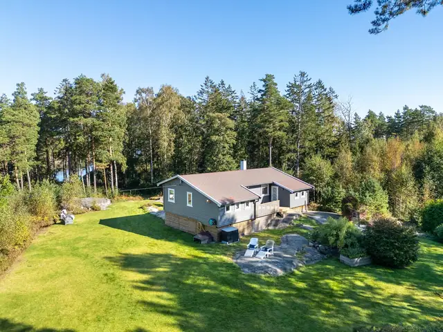 Flott hytte med båtplass, idyllisk og sjønært beliggende på Røssholmen/Hvaler. Stor eiertomt.