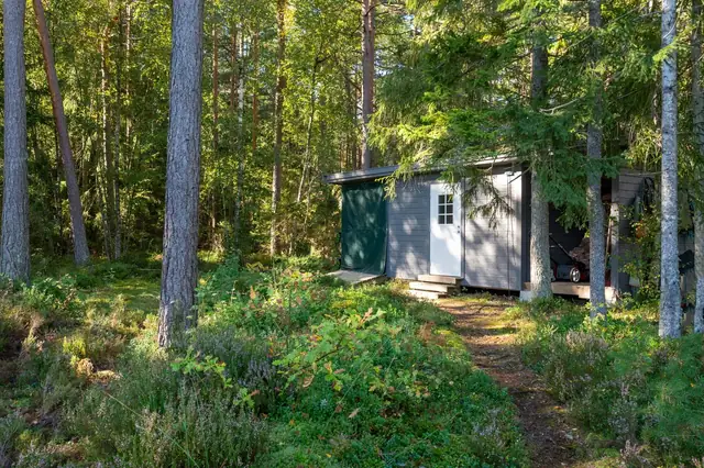 Eiendommen har også en frittstående bod.