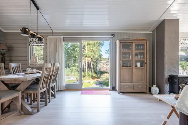 Det er virkelig noe spesielt med å kunne se vannet glitre i sollyset rett fra komforten av stuen.