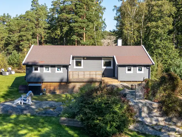 Flott hytte med båtplass, idyllisk og sjønært beliggende på Røssholmen/Hvaler. Stor eiertomt. — bilde 4