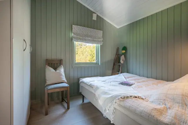Flott hytte med båtplass, idyllisk og sjønært beliggende på Røssholmen/Hvaler. Stor eiertomt. — bilde 33