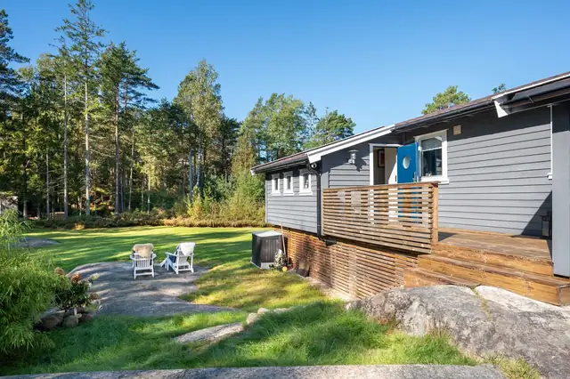 Flott hytte med båtplass, idyllisk og sjønært beliggende på Røssholmen/Hvaler. Stor eiertomt. — bilde 6