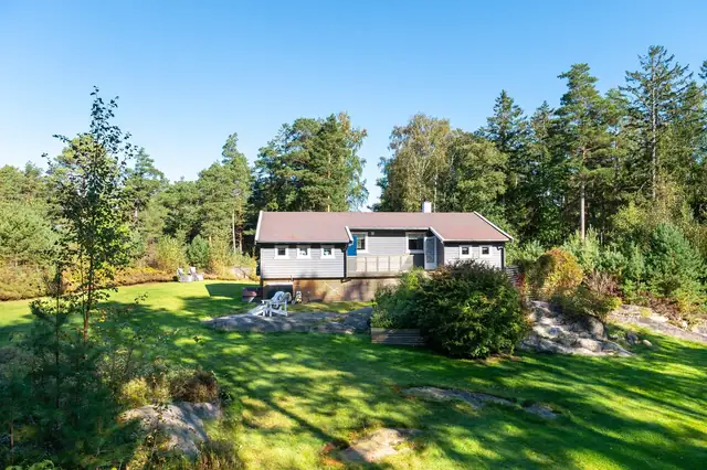 Flott hytte med båtplass, idyllisk og sjønært beliggende på Røssholmen/Hvaler. Stor eiertomt. — bilde 8