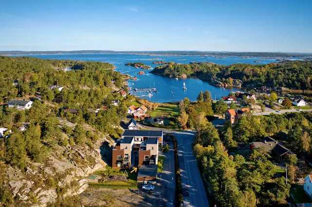 Delikat 3-roms - på vakre Hvaler. Nærhet til sjø og flott natur. Barnevennlig. Carport. Lave felleskostnader.
