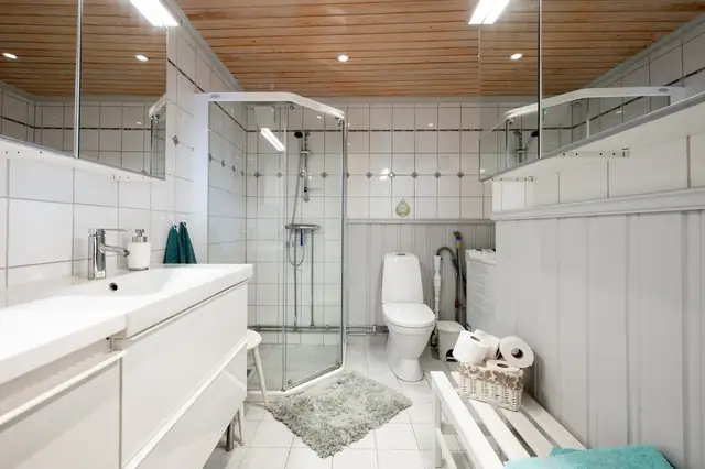 Romslig bad med vaskemaskin