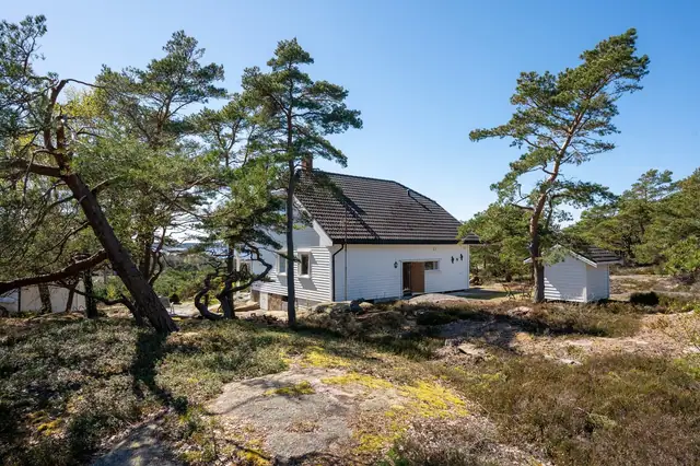 Romslig boltreplass bak hytta