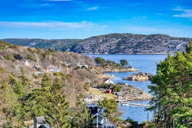 Sjarmerende og innholdsrik hytteeiendom med 3(5) soverom og solrike uteplasser | båtplass & parkeringsplass — bilde 12