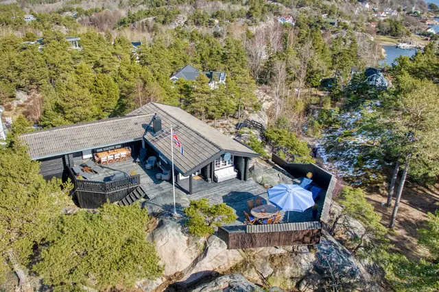 Her får du en hyggelig naturtomt opparbeidet med flere solrike uteplasser og plattinger