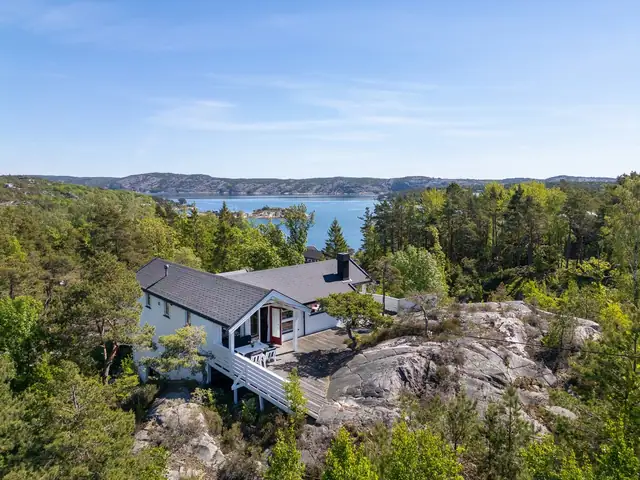 Hytta er høyt og solrikt beliggende med sjøutsikt på Nordre Sandøy.