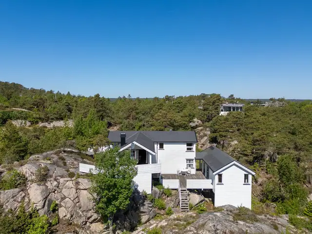 Romslig og høyt beliggende hytteeiendom med fin sjøutsikt ved Gravningssund — bilde 7