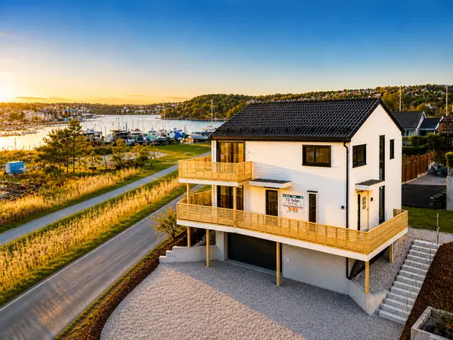 Innflyttingsklar i høsten 26! Innholdsrik og moderne familiebolig. Solrikt. Garasje. Utsikt over innseilingen til byen!