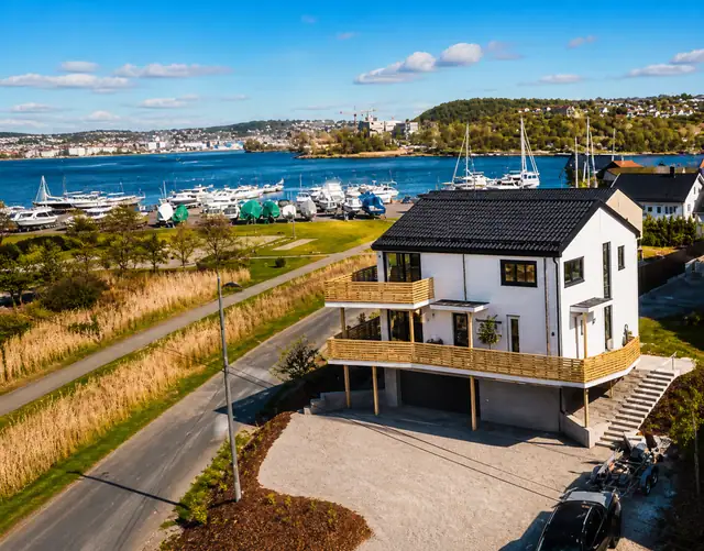Innflyttingsklar i høsten 26! Innholdsrik og moderne familiebolig. Solrikt. Garasje. Utsikt over innseilingen til byen! — bilde 15