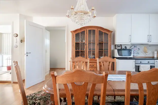 Velholdt 3- roms leilighet med garasje, heis og innglasset balkong — bilde 17