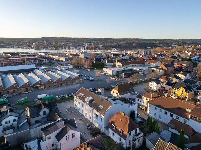 Velholdt 3- roms leilighet med garasje, heis og innglasset balkong — bilde 32