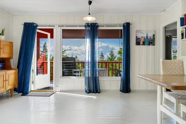 Fra stuen er det direkte utgang til vestvendt terrasse med gode solforhold