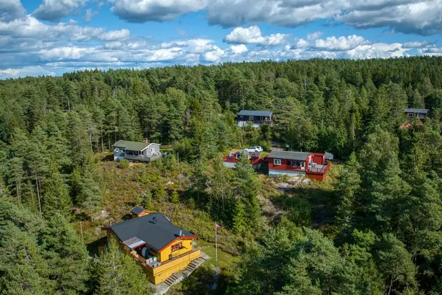 Fra eiendommen er det ca. 3,5km til Vikane og Hankøsundet med badestrand, båtplasser, restauranter og diverse butikker.