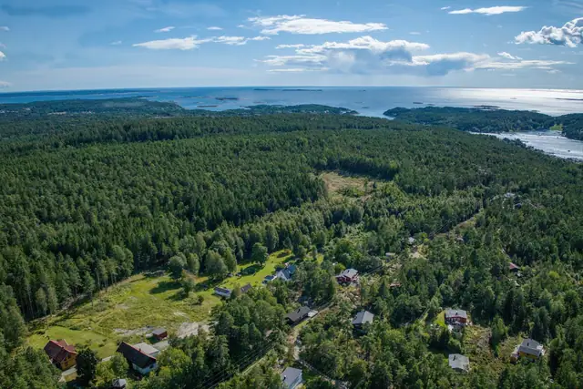 Koselig og innholdsrik hytteeiendom med nærhet til sjø og natur | Bilvei helt frem — bilde 35