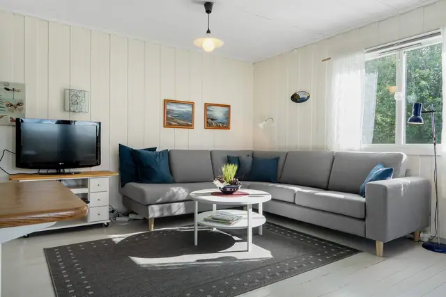 Stuen fremstår lys og luftig med god plass til sofa- og spisegruppe