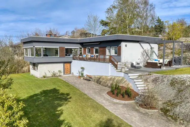 Arkitektegnet, elegant og innholdsrik 60-talls villa - ved Skrenten på Begby