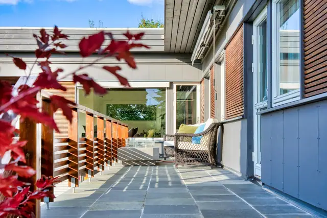 Dette er også en veranda du kan komme til direkte fra hovedsoverommet.