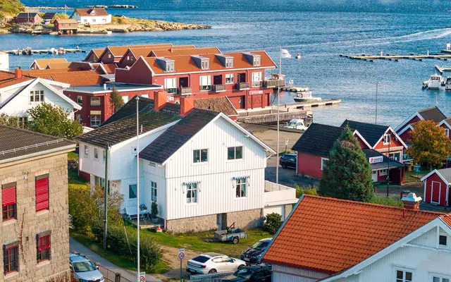 Stor enebolig på stor tomt, to uthus ved Strandveien - Skjærhalden sentrum - Kirkeøy, Hvaler