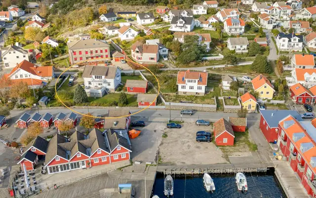 Stor enebolig på stor tomt, to uthus ved Strandveien - Skjærhalden sentrum - Kirkeøy, Hvaler — bilde 11