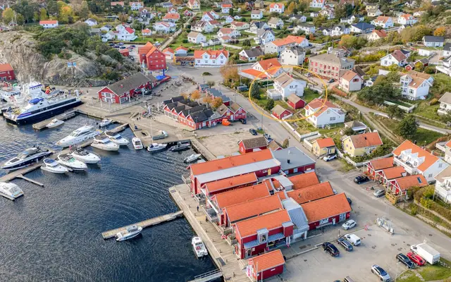 Stor enebolig på stor tomt, to uthus ved Strandveien - Skjærhalden sentrum - Kirkeøy, Hvaler — bilde 12