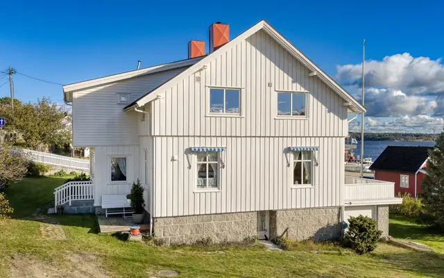 Stor enebolig på stor tomt, to uthus ved Strandveien - Skjærhalden sentrum - Kirkeøy, Hvaler — bilde 14