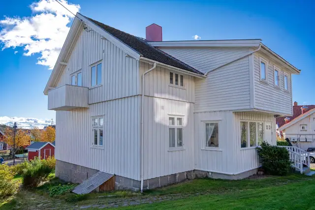 Stor enebolig på stor tomt, to uthus ved Strandveien - Skjærhalden sentrum - Kirkeøy, Hvaler — bilde 15