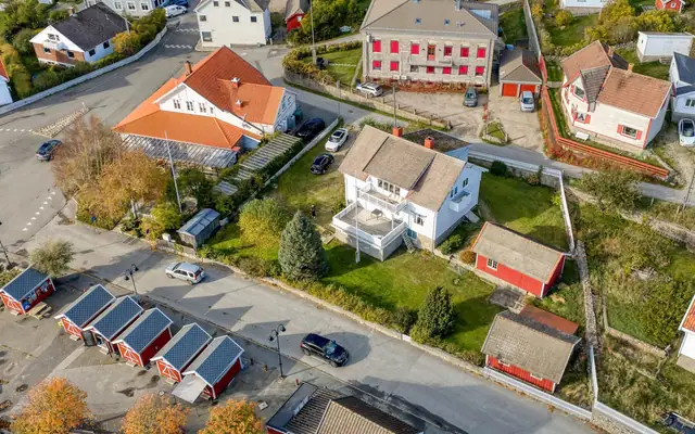 Stor enebolig på stor tomt, to uthus ved Strandveien - Skjærhalden sentrum - Kirkeøy, Hvaler — bilde 16