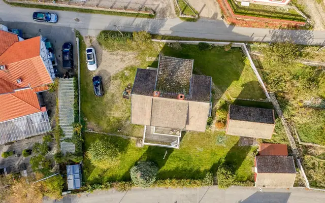 Stor enebolig på stor tomt, to uthus ved Strandveien - Skjærhalden sentrum - Kirkeøy, Hvaler — bilde 19