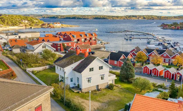 Stor enebolig på stor tomt, to uthus ved Strandveien - Skjærhalden sentrum - Kirkeøy, Hvaler — bilde 3