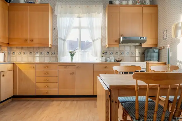 Stor enebolig på stor tomt, to uthus ved Strandveien - Skjærhalden sentrum - Kirkeøy, Hvaler — bilde 22