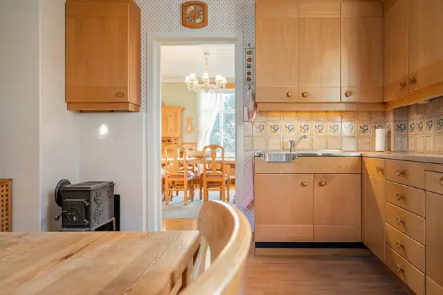 Stor enebolig på stor tomt, to uthus ved Strandveien - Skjærhalden sentrum - Kirkeøy, Hvaler — bilde 23