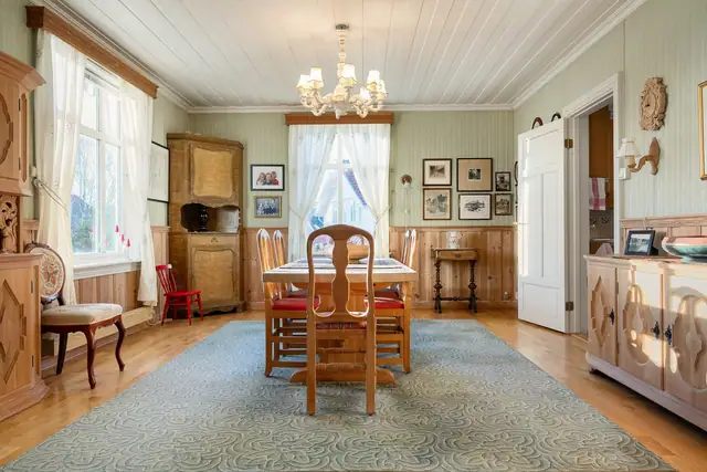 Stor enebolig på stor tomt, to uthus ved Strandveien - Skjærhalden sentrum - Kirkeøy, Hvaler — bilde 25