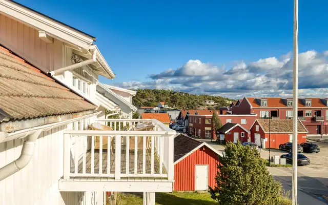 Stor enebolig på stor tomt, to uthus ved Strandveien - Skjærhalden sentrum - Kirkeøy, Hvaler — bilde 4