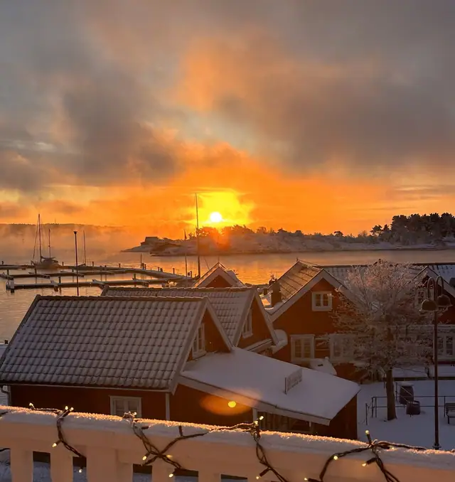 Stor enebolig på stor tomt, to uthus ved Strandveien - Skjærhalden sentrum - Kirkeøy, Hvaler — bilde 5