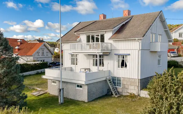 Stor enebolig på stor tomt, to uthus ved Strandveien - Skjærhalden sentrum - Kirkeøy, Hvaler — bilde 6
