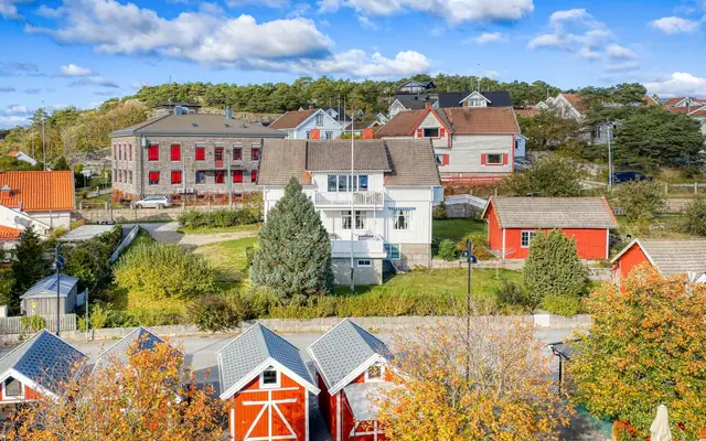 Stor enebolig på stor tomt, to uthus ved Strandveien - Skjærhalden sentrum - Kirkeøy, Hvaler — bilde 7