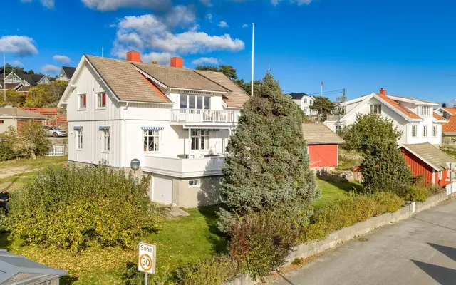 Stor enebolig på stor tomt, to uthus ved Strandveien - Skjærhalden sentrum - Kirkeøy, Hvaler — bilde 8