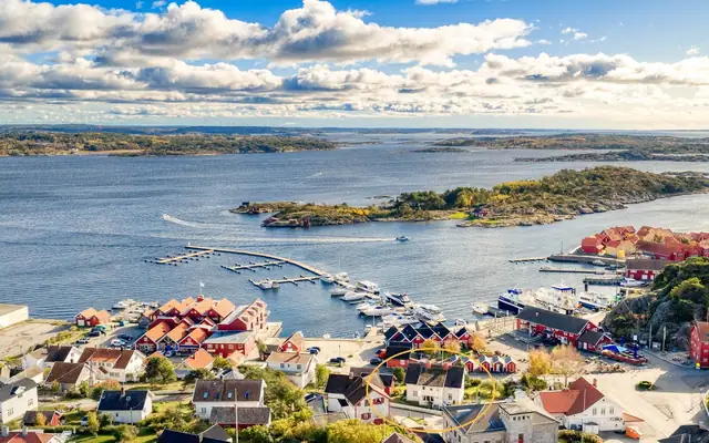 Stor enebolig på stor tomt, to uthus ved Strandveien - Skjærhalden sentrum - Kirkeøy, Hvaler — bilde 9