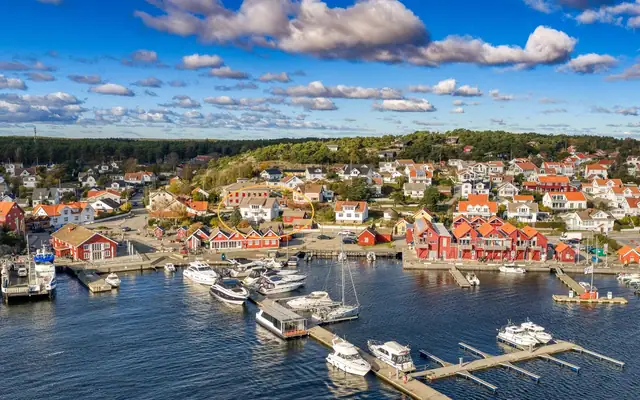 Stor enebolig på stor tomt, to uthus ved Strandveien - Skjærhalden sentrum - Kirkeøy, Hvaler — bilde 10