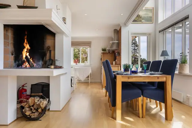 Innbydende familiehytte med stor solrik naturtomt, sjøutsikt, 4 soverom, båtplass og badestamp. — bilde 16