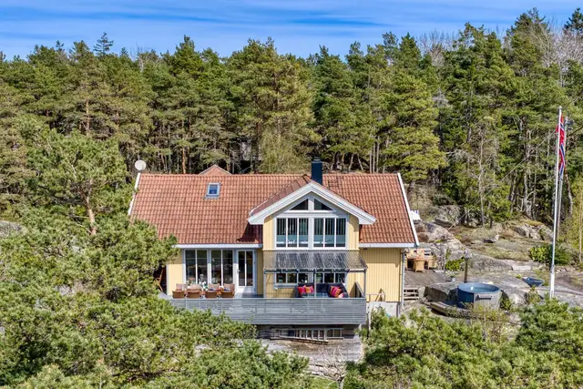 Familiehytte med sjøutsikt og stor idyllisk tomt.