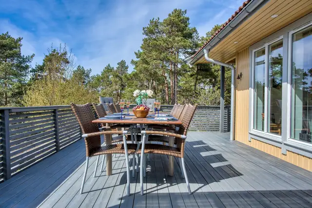 Innbydende familiehytte med stor solrik naturtomt, sjøutsikt, 4 soverom, båtplass og badestamp. — bilde 23