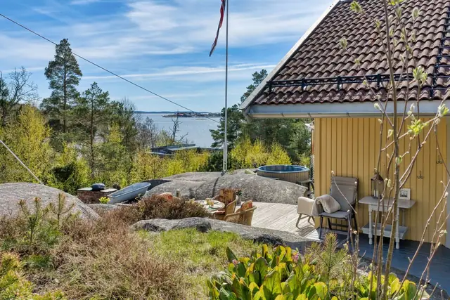 Innbydende familiehytte med stor solrik naturtomt, sjøutsikt, 4 soverom, båtplass og badestamp. — bilde 25