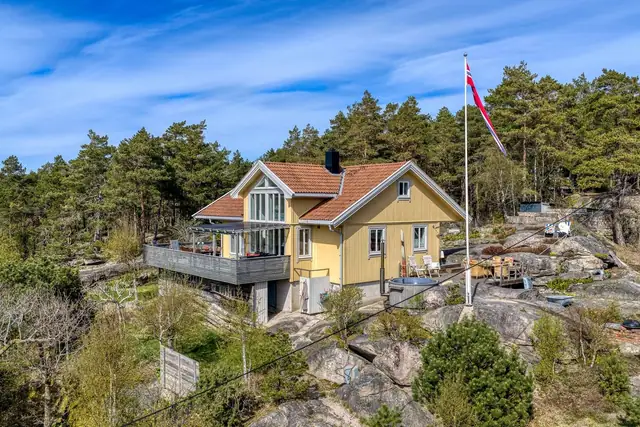 Innbydende familiehytte med stor solrik naturtomt, sjøutsikt, 4 soverom, båtplass og badestamp. — bilde 4