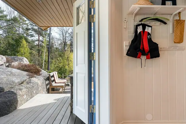 Innbydende familiehytte med stor solrik naturtomt, sjøutsikt, 4 soverom, båtplass og badestamp. — bilde 34